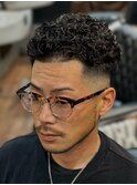 ＜理容室＞スーツ短髪パーマツーブロック束感モテる黒髪