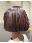 ヴァイオレット×ピンクのカラーと、丸みボブでやさしい印象に