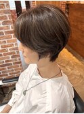 ハンサムショートレイヤーカットミルクティーベージュハイトーン