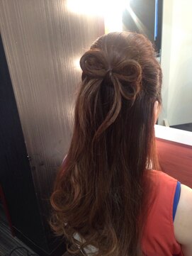 ダイヤモンドチェリーヘアアンドメイク ハーフアップ