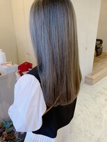 シー 岡崎(,SHE) 毛先ふんわりカール×透け感残るグレージュカラー