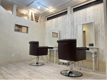 アトレバイラッキー(Attrait by Lucky)の写真/白を基調とした開放的な空間の《Attrait by Lucky》世代を問わず、通いやすいアットホームなサロン!