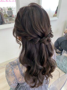 アリー(ALLIE´) 〇ナチュラルハーフアップ【BEAUTY SALON ALLIE´】