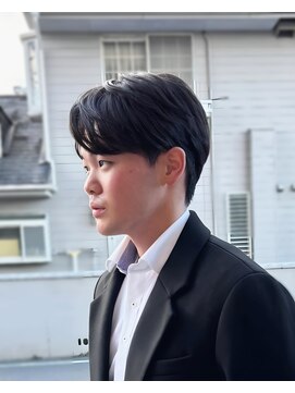 ピーロ(piilo) 決まりすぎない、けどかっこいい品のあるセンターパート◯