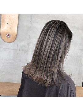 リリ(Riri) スモークグレーバレイヤージュ