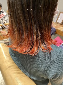 アヴァカブヘアライフ(avacab HAIR LIFE) ポイントカラーオレンジ☆外ハネミディ
