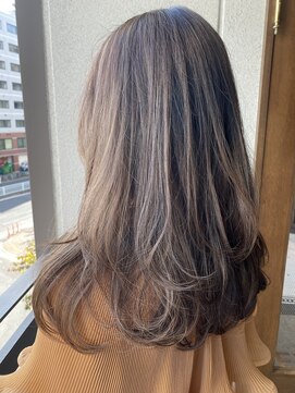 リバレッジ 広尾(Leverage) 白髪ぼかしハイライトアッシュベージュ：柴崎 麻緒