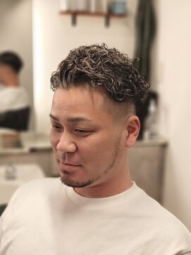 カットハウス ティーズ CUTHOUSE T's シルバーメッシュ×パーマ×フェードスタイル