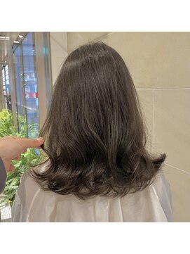 イミ(imi) グレージュカラー/韓国風レイヤー/小顔カット/韓国風パーマ