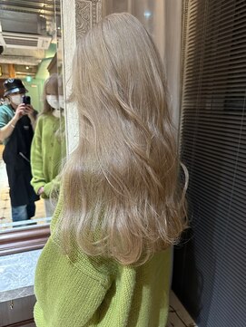 スリー(three) ベージュカラー