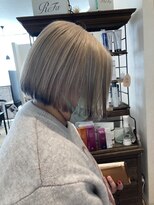 フェイバリットビューティシャルム(Favorite Beauty Charme) トリプルカラー×ホワイト×裾カラーブラック×ボブスタイル