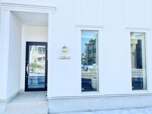 ヘアーアンドメイク アッサンブレ(Hair&Make Assemble)の雰囲気（白を基調とした落ち着いた空間で特別なひと時を♪）