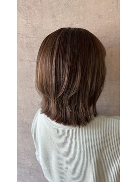 ポリマン 西新井(poliment) 白髪を魅せる白髪ボカシハイライト くびれレイヤーミディアム