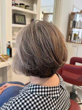 ユーアンドアイ(you & i) 明るいベージュカラーとブローで楽しむパーマボブ