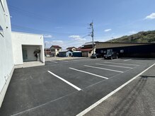アリュール(Allure)の雰囲気（最大12台まで駐車可能な駐車場がございます。）