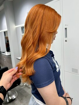 ロイオブジゼル(roi of GiseL) ケアブリーチ オレンジカラー 顔周り センターパート 10代20代