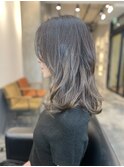 ミディアム巻き髪顔周りレイヤー重め