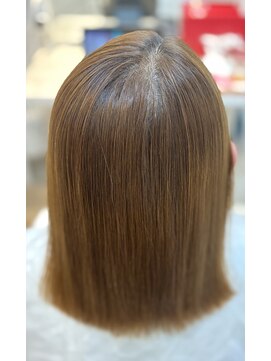 カラーも映える！自然なツヤストレート