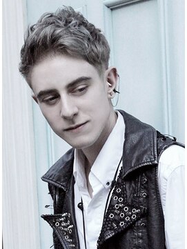 ジジバイワースホワイル(jiji by WORTH WHILE) フェザーショートサーフカールフェザーパーマシャドウパーマ