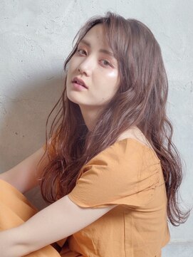 柔らかブラウンカラーで魅せる大人のナチュラルロング