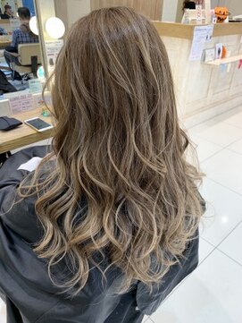 クレア本厚木(CREA) ハイライトで作るミルクティーカラー