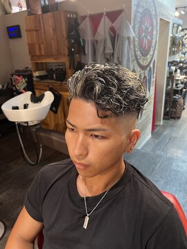 サンアンドマーリィズバーバー 駅前店(SON&MARLEY'S BAR BER) オールバックメンズパーマ　金メッシュ　本厚木駅　神奈川県