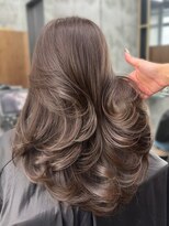 エッセンザ 梅田(ESSENZA)&nbsp;グレージュカラー　レイヤーカット　艶カラー　グレイヘア