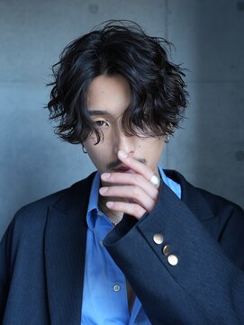 レタッチバイフィフス(RETOUCH by fifth) 男らしさ溢れるツイストスパイラルパーマのセンターパート