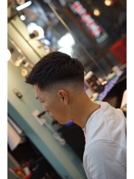 タイト スワッグ バーバーワークス(TIGHT SWAG BARBERWORKS) スキンフェード×フェザーアップ