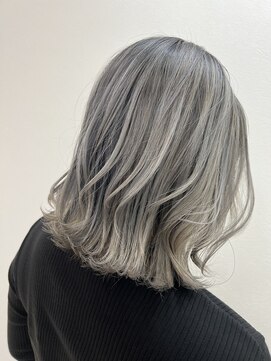 アールモンドヘア新世界 【北見】#ブリーチカラー#シルバー#ベージュ#ぱっつんボブ