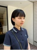 パツッと切りっぱなしボブとオン眉バングで雰囲気のあるデザイン