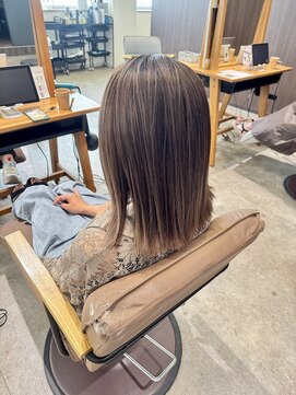 ビスポーク(BESPOKE) バレイヤージュ風表面ハイライトボブ