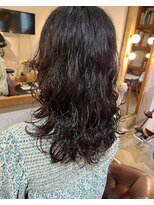 ビハインドザカーテン(BEHIND THE CURTAIN)&nbsp;ロングレイヤーパーマ×くせ毛を活かしたパーマスタイル