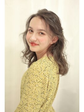 マグノリア オモテサンドウ(MAGNOLiA Omotesando) ショコラベージュで透け感◎くせ毛風ウェーブパーマ・・・HINATA