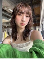 スイ(SUiii)&nbsp;前髪あり◎くびれレイヤーミディアム×ゆるパーマ〈札幌/大通り