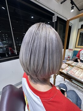 トゥルース 獨協大学前店(Hair&Make TRUTH) 艶々シルバー