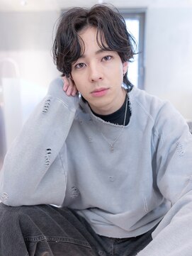 イオ 本厚木(io) 波巻きツイストパーマセンターパートアッシュブラック束感