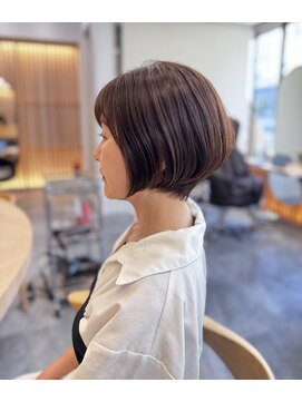 リファインド(REFINED) 人気の前下がりショートボブ×ブラウンカラー　五十嵐