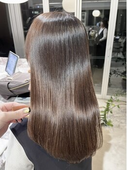 【堀江/四ツ橋】潤いをしっかり与える縮毛矯正◎癖は伸ばしながら、ダメージを抑えて柔らかな仕上がりに！