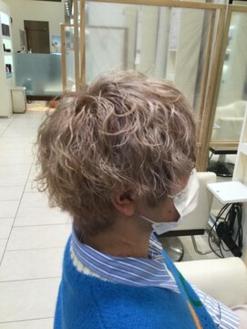 韓国系スパイラルパーマハイライトカラーハイトーンカラー