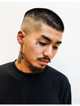 メリケンバーバーショップ コウベ(MERICAN BARBERSHOP KOBE) スキンフェードジャーヘッドGＩバズスタイル