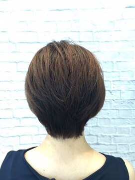 ミーティア バイ クアトロ(Meteor By QUATRO) キュートなショートレイヤースタイル