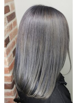 ジウ 上通り(JIU) 黒髪暗髪ワンカールロング_ツヤ感_シルバーグレージュ_20代人気