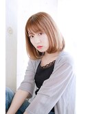 ハイトーンベージュの内巻きボブ