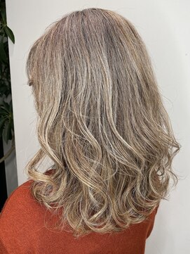 ステア ケース(stair case) 白髪を活かしてハイライト　白髪ぼかし 脱白髪染め 50代60代70代