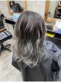 グレーベージュ レイヤーロング 前髪パーマ アッシュブラック