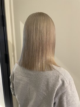 ユニコ(unico) ホワイトブロンド/ブロンド/ロブ