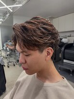 大人の抜け感を演出する、今トレンドのフェザーパーマ