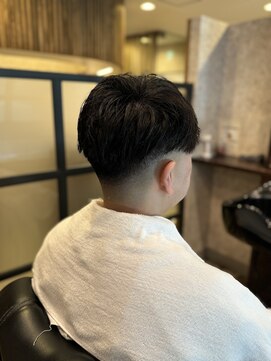 キタセンジュバーバー バイ ティーズ(KITASENJU BARBER by T's) skinfade
