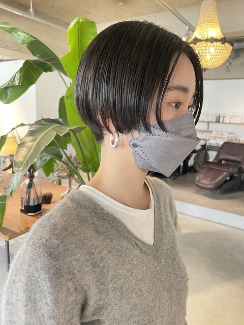 大人可愛いセンターパートハンサムショート黒髪ショート